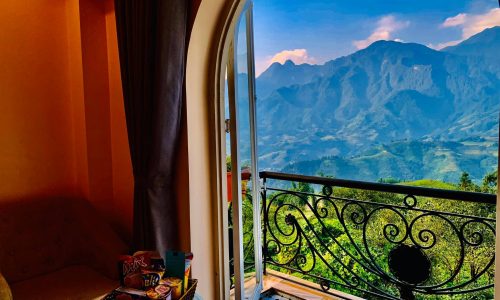 Sốc – Bán Khách sạn 30 phòng + 2 mặt tiền + View Thung Lũng Mường Hoa. Đường trục chính – LH: 0968317195